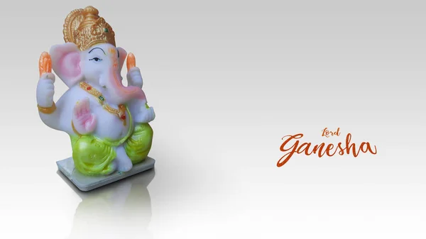 Lord Ganesha putu beyaz arka planda izole edilmiş.