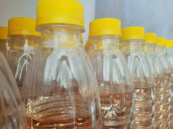 Mağazada düzenlenmiş petrol tortusu Tarpeen yağ şişeleri