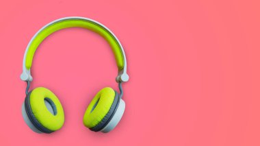 Açık yeşil ve beyaz kulaklıklı kablosuz bluetooth kulaklıklar izole edilmiş.