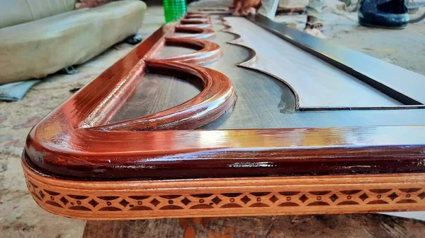 Marangoz parlak kaplama için ahşap mobilya parlatıyor.