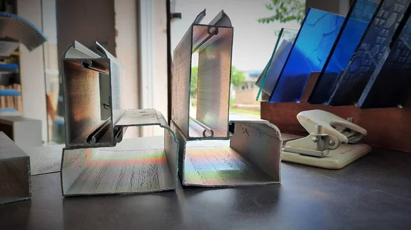 Alüminyum çerçeve parçası gökkuşağı tayfı olarak doğal ışığı yansıtır