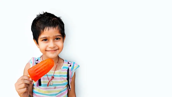 Kleines Mädchen Isst Orangeneis Isoliert Weiß — Stockfoto