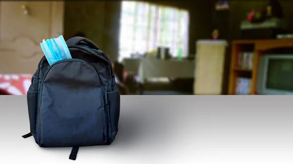 Okul çantasındaki Corona maskesi konsepti yeniden açıyor.