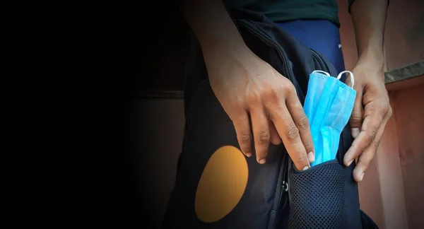 Corona virüsünü fotokopi alanı ile engellemek için yüz maskesini çantaya koy