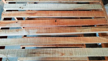 Atölyede seçici odaklı tamamlanmamış ahşap mobilyalar