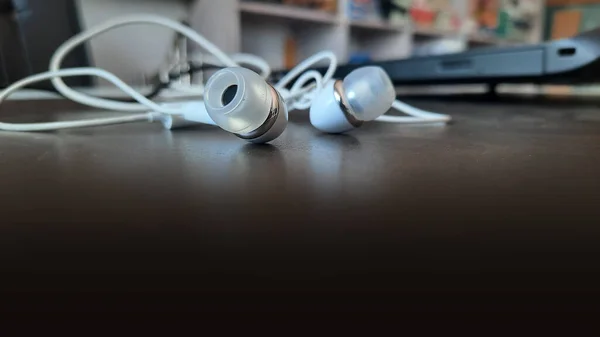 White Shining Wired Earphones Closeup Workplace — Stock Photo, Image
