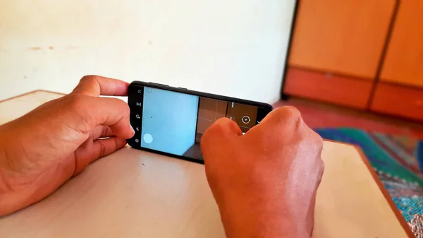 Man Memegang Ponsel Tangan Konsep Fotografi Mobile — Stok Foto