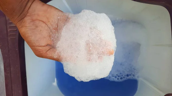 Bez yıkarken ellerinde deterjan köpüğü