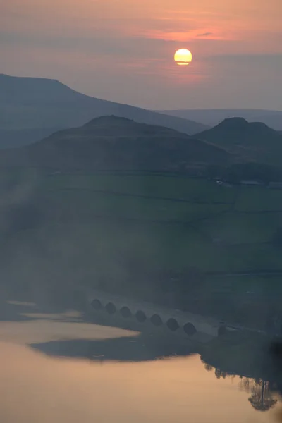 Kalme Ladybower Stuwmeer Water Onder Een Boogbrug Weerspiegelt Oranje Zonsondergang — Stockfoto