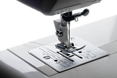 1 - Bir dikiş makinesinin çalışma alanının sol tarafından bakarak yakınlaştırılmış görünüm.