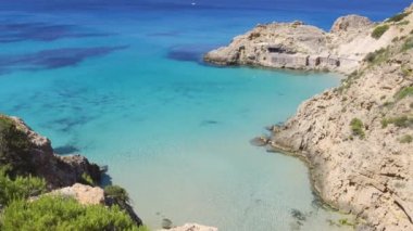 İbiza adası. Küçük Cala Tarida plajı. İbiza Adası, İspanya.