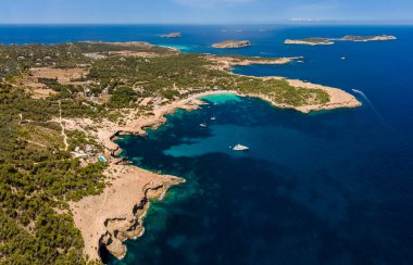 Cala Bassa plajı, İbiza. İspanya.