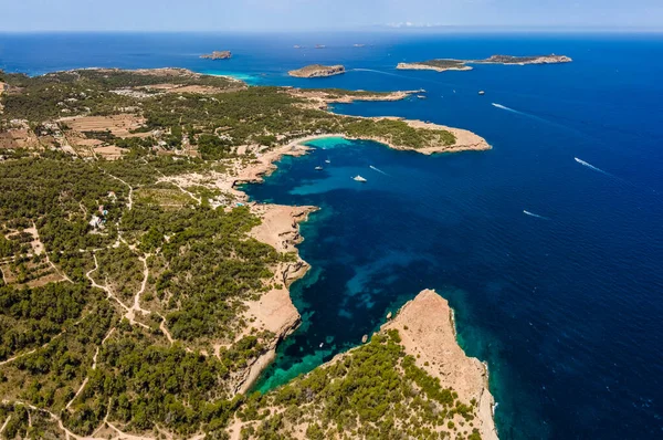 Cala Bassa plajı, İbiza. İspanya.