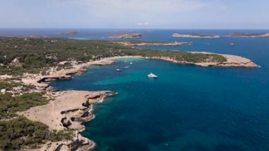 Cala Bassa plajı, İbiza adası. İspanya.