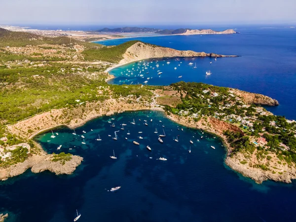 Porroig ve Cala Jondal plajı, İbiza. İspanya.