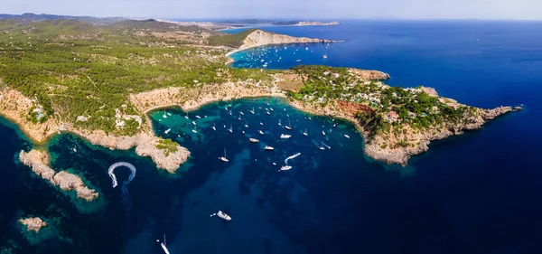 Porroig ve Cala Jondal plajı, İbiza. İspanya.