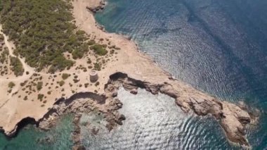 Cala Conta plajı ve İbiza adasının batı kıyısı. İspanya.