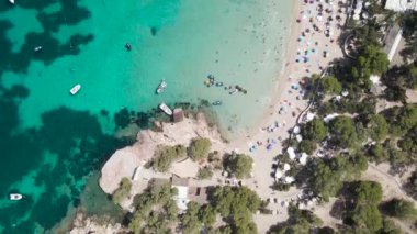 Cala Bassa plajı, İbiza adasının batısı. İspanya.