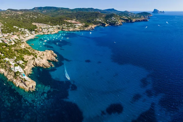 Cala Tarida. Sahilde, İbiza adasının batısında. İspanya.