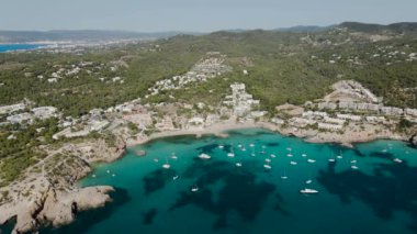 Cala Tarida plajı, İbiza adasının batısı. İspanya.