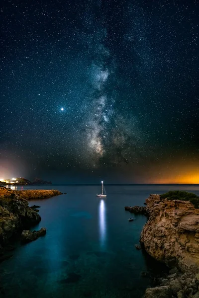 Geceleri Cala Llenita. İbiza adası. 4 koyu çerçeveli 7 açık çerçeveden yapılmış..