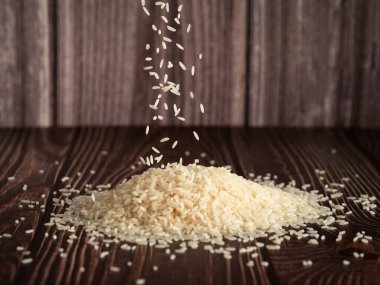 Pirinç ahşap masaya düşüyor.