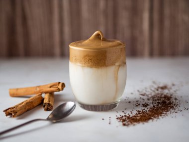 Cam fincanda kremalı Dalgona kahvesi