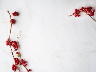 Beyaz mermer arka planda kırmızı dutlar