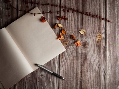 Tahta masadaki defterle hayat devam ediyor