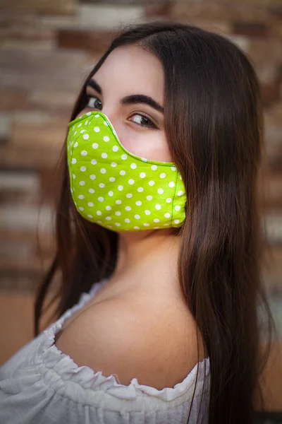 Bella Giovane Donna Con Maschera Verde Protegge Covid Coronavirus — Foto Stock