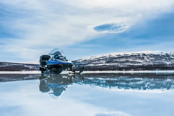 Ένα Μπλε Snowmobile Στέκεται Μια Παγωμένη Λίμνη Κοντά Στο Ανοικτό — Φωτογραφία Αρχείου