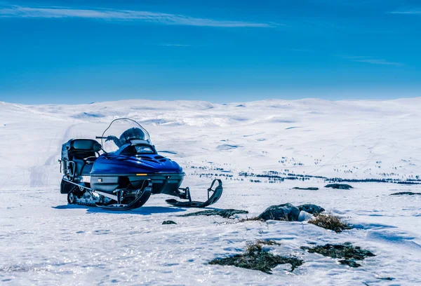 Ένα Μπλε Snowmobile Στέκεται Μια Κρούστα Χιόνι Στα Νορβηγικά Βουνά — Φωτογραφία Αρχείου