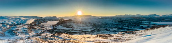 Panorama Aéreo Atardecer Luz Dorada Sobre Las Montañas Invierno Nevadas — Foto de Stock