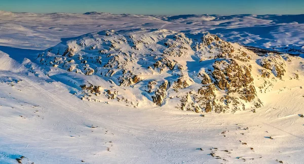 Aerial Sonnenuntergang Goldenes Licht Über Dem Schneebedeckten Winterberg Von Atoklinten — Stockfoto