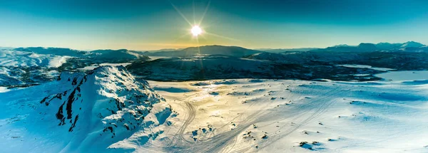 Panorama Aéreo Atardecer Luz Dorada Sobre Las Montañas Invierno Nevadas — Foto de Stock