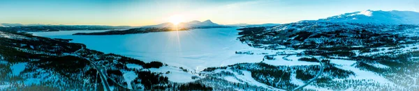 Panorama Aéreo Atardecer Luz Dorada Sobre Las Montañas Nevadas Noruegas — Foto de Stock