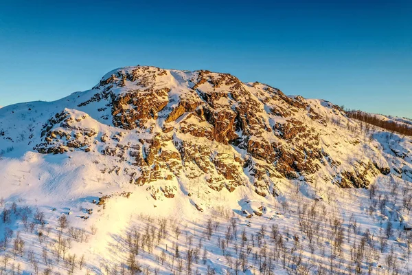 Aerial Goldener Sonnenuntergang Über Den Schneebedeckten Norwegischen Winterbergen Mit Birken — Stockfoto