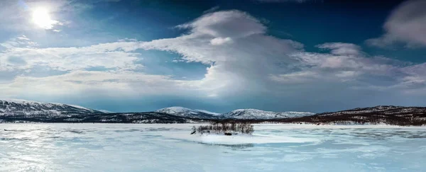 Panorama Lago Congelado Com Pequena Ilha Nas Montanhas Norte Começando — Fotografia de Stock