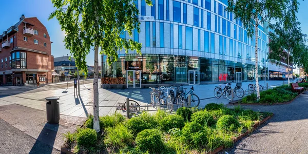Uma Sweden 2020年6月10日 ダウンタウンの景色 近代的な建物と古い建物の素敵な混合物 初夏の晴れた夏の日 人がいません 近代建築と白樺の明るい色 Vasterbotten — ストック写真