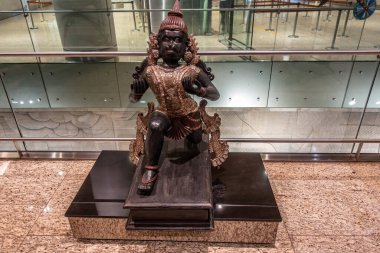 Deniz suyuna yakın sahilde duran tipik Hint kutsal ineğine yakından bakın. İnek çişi. Güneşli gün, sakin deniz, mavi gökyüzü