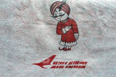 MUMBAI HAVA PORT, İNDİYA HAZİRAN 01, 2019: Sivil bir uçuş şirketinin logosu olan peçeteleri kapat - Air India