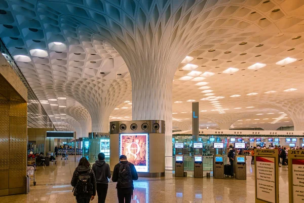 MUMBAI, INDIA - 31 Aralık 2018: Mumbai havaalanının tavanarası ve sütunlarının tavanarası yüksek kontrastlı ve ayrıntılı bir kavis ve ayrıntı içeren eğri soyut bir yapı oluşturmak için birleşir.