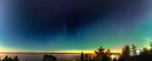 Panorama Över Aurora Borealis Ovanför Dimmiga Skogfjäll Norrsken Himmel Med — Stockfoto