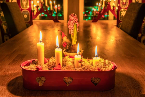 Четыре Горящих Свечи Адвента Красных Подсвечниках Дубовом Столе Сочельник Традиционное — стоковое фото