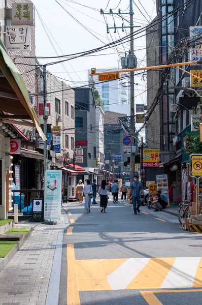 İnsanlar Seul 'de sokakta yürürler. 