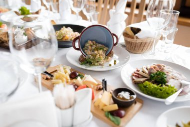 Üzerinde Rus salatası ve et tabağı olan masa ayarı.