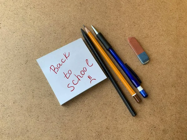 Die Aufschrift Zurück Zur Schule Auf Dem Aufkleber Stift Bleistift — Stockfoto