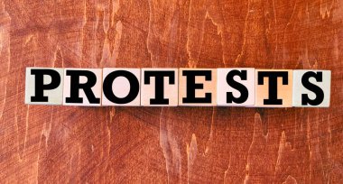 Tahta bloklardaki protestolar. George Floyd 'un ölümüyle bağlantılı olarak ABD' de silahlı saldırı ve çatışmaları protesto eden bir halk hareketi kavramı..