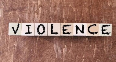 Tahta bloklarda şiddet. George Floyd 'un ölümüyle bağlantılı olarak Birleşik Devletler' de silahlı şiddeti ve çatışmaları protesto eden bir halk hareketi kavramı..