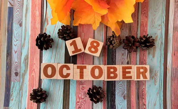 Οκτωβρίου Οκτωβρίου Ξύλινους Κύβους Κονίες Όμορφα Φθινοπωρινά Φύλλα Πολύχρωμο Ξύλινο — Φωτογραφία Αρχείου